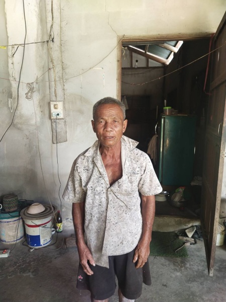 นายปณวิชญ์  สายธนู  นักพัฒนาชุมชน ลงพื้นที่ตรวจเยี่ยมบ้าน นายขน โสภาพ บ้านเลขที่ 77 หมู่ที่ 7 ตำบลกระเบื้อง อำเภอชุมพลบุรี จังหวัดสุรินทร์  เพื่อให้การช่วยเหลือตามโครงการเงินสงเคราะห์ผู้สูงอายุในภาวะยากลำบาก จากน่วยงานพัฒนาสังคมและความมั่นคงของมนุษย์จังหว